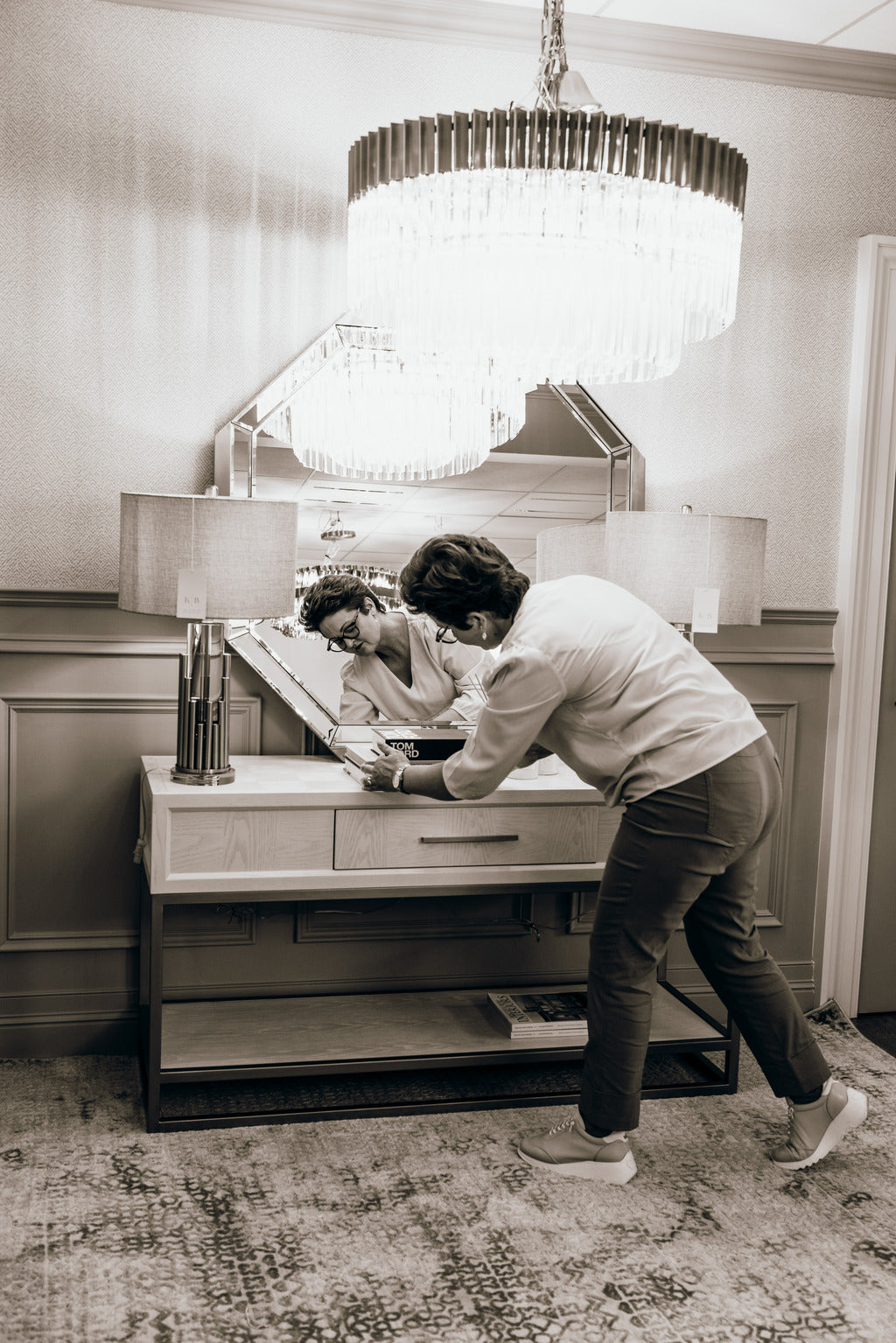 Black and white photography, showroom photography, showroom, furniture, console, lighting